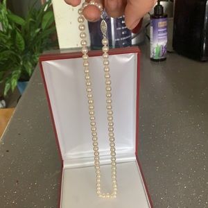 Beautiful pearl necklace never worn